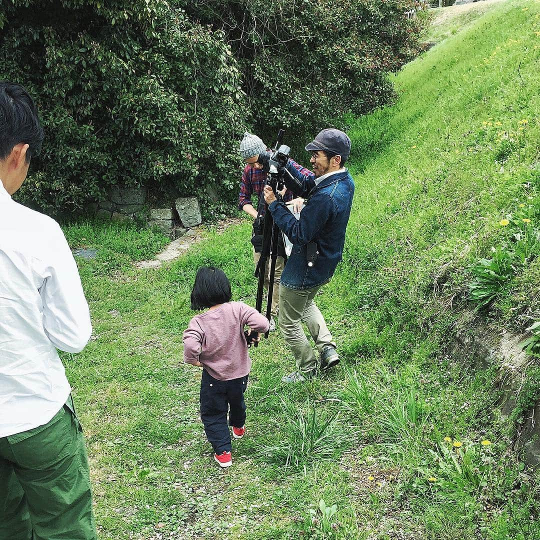 junkoさんのインスタグラム写真 - (junkoInstagram)「撮影中。 伊東さんは人や場を和ます天才だと思う。 人見知りの娘が秒速で馴染んでいた。 「ピストル持ってきた女の子なんか初めてやわ！」 と伊東さんに笑われた。 最近のちっちゃい人はピストルと刀と剣にしか興味がないもんだから、時代劇とか真剣に見ていると親ながら不安になる。笑 この間、時代劇見ててチャンネル変えたら激怒されたし。 もれなく今回の写真にもピストルが写り込んでいて、お嫁にいけないショットになるかもしれない。ガクブル。」4月10日 17時11分 - juuuuuuww