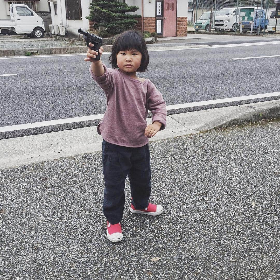 junkoのインスタグラム：「もういっちょ。 これ、BB弾のピストル、懐かしの。 乱射グセがあるため、どえらいことになるから弾は絶対に入れられない。 なんでこんな風になってしまったのか、なんでどうしてなぜなの教えてお願い、教育方針を見直す時がやってきたようです。 かしこ。」