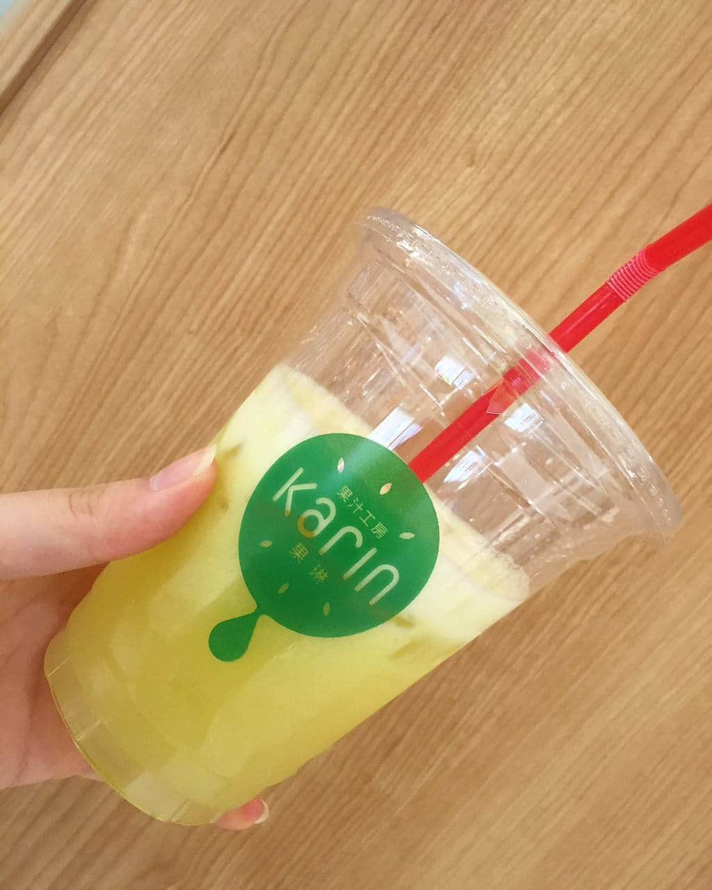 髙橋果鈴のインスタグラム：「稽古の前に！だいすきなKarinのジュース飲んできました✨  今日は！ファンの方からのオススメのリンゴですߍΊ リンゴをそのまま搾ったような味でおいしかったです！」