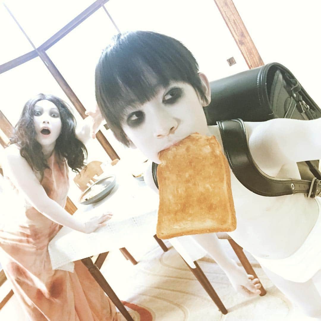 伽椰子と俊雄のほのぼの親子日記のインスタグラム：「あ゛あ゛あ゛あ゛あ゛（新学期早々…） #遅刻常習犯　#あ゛あ゛あ゛あ゛あ゛ #ニャー　#さだかや」
