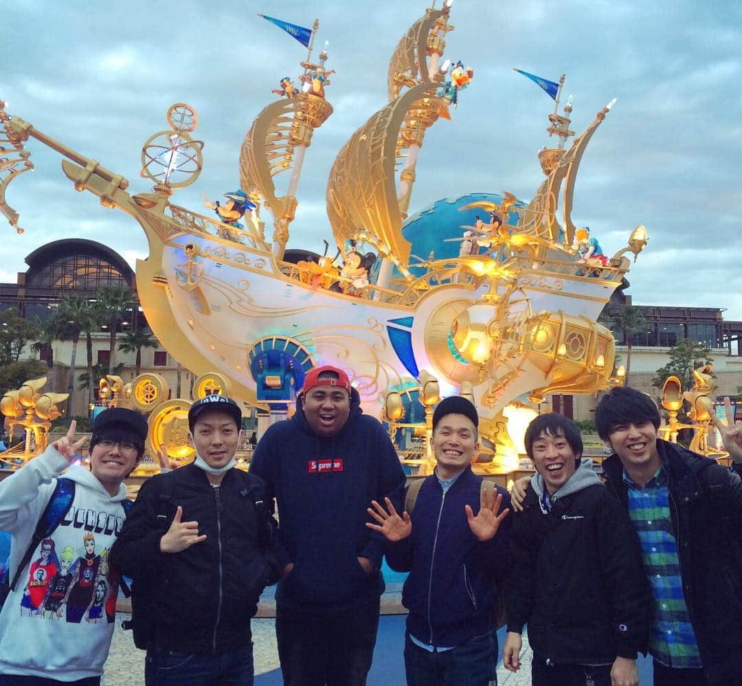 アントニーのインスタグラム：「男6人でディズニーシー行って来ました！  #マテンロウ #ニューヨーク #ラブレターズ #さらば青春の光 #ディズニー #ディズニーって結局めちゃ楽しい！ #トイストーリーマニアの点数1番低かった… #タートルトークの時ビビって手上げれなかった… #タワーオブテラーでちびりそうになった… #ディズニー最高」