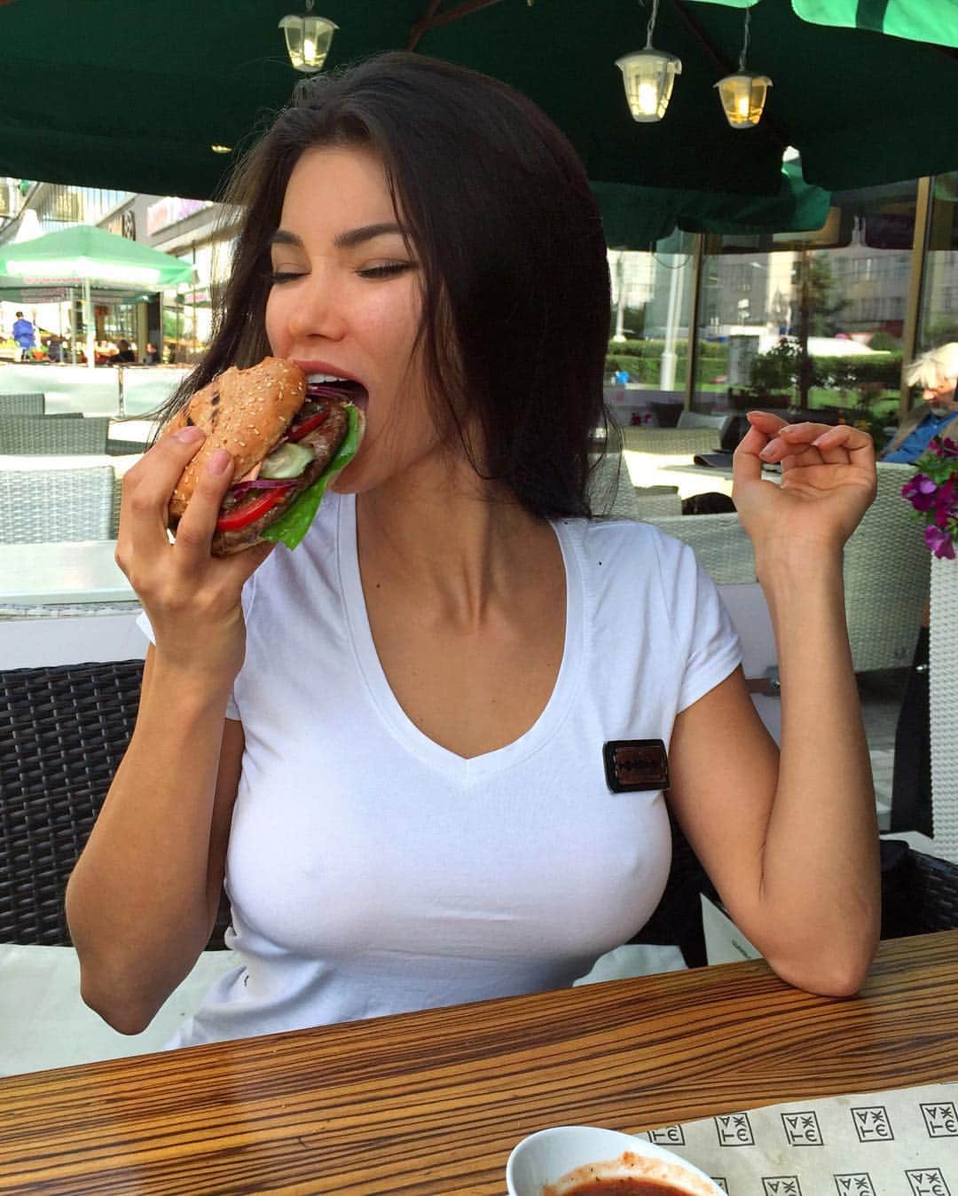 Sveta Bilyさんのインスタグラム写真 - (Sveta BilyInstagram)「Are you hungry? 😋 #burgergirl 🍔」4月12日 5時52分 - bilyalova_sveta