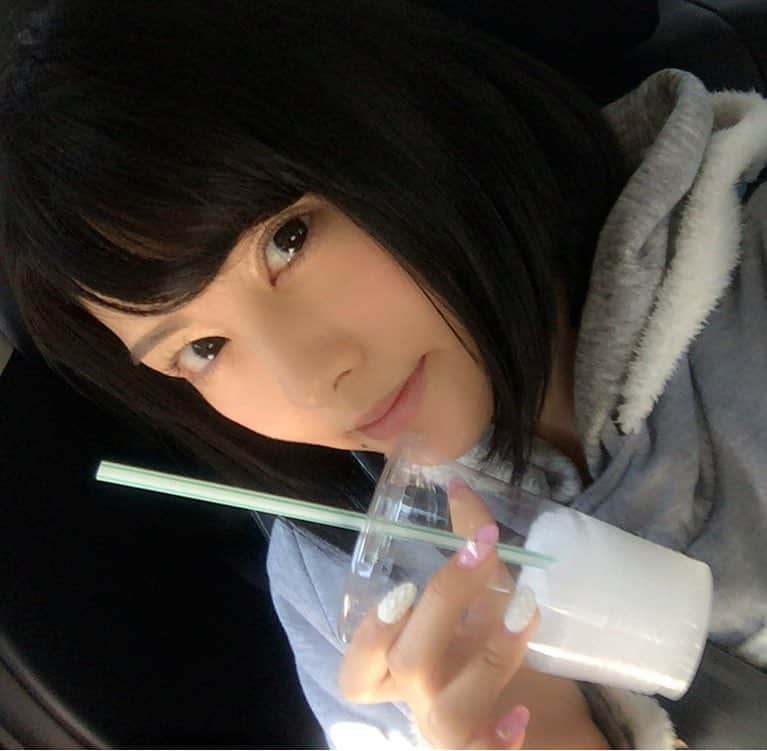 松岡ちなのインスタグラム：「談合坂サービスエリアにて💃朝からフローズンなんてちなの食生活の乱れがバレる画像。  #談合坂 #談合坂サービスエリア #SA #フローズン #スウィーティー #like #美味しい けど #冷たい #お腹冷えた #撮影 #頑張る」