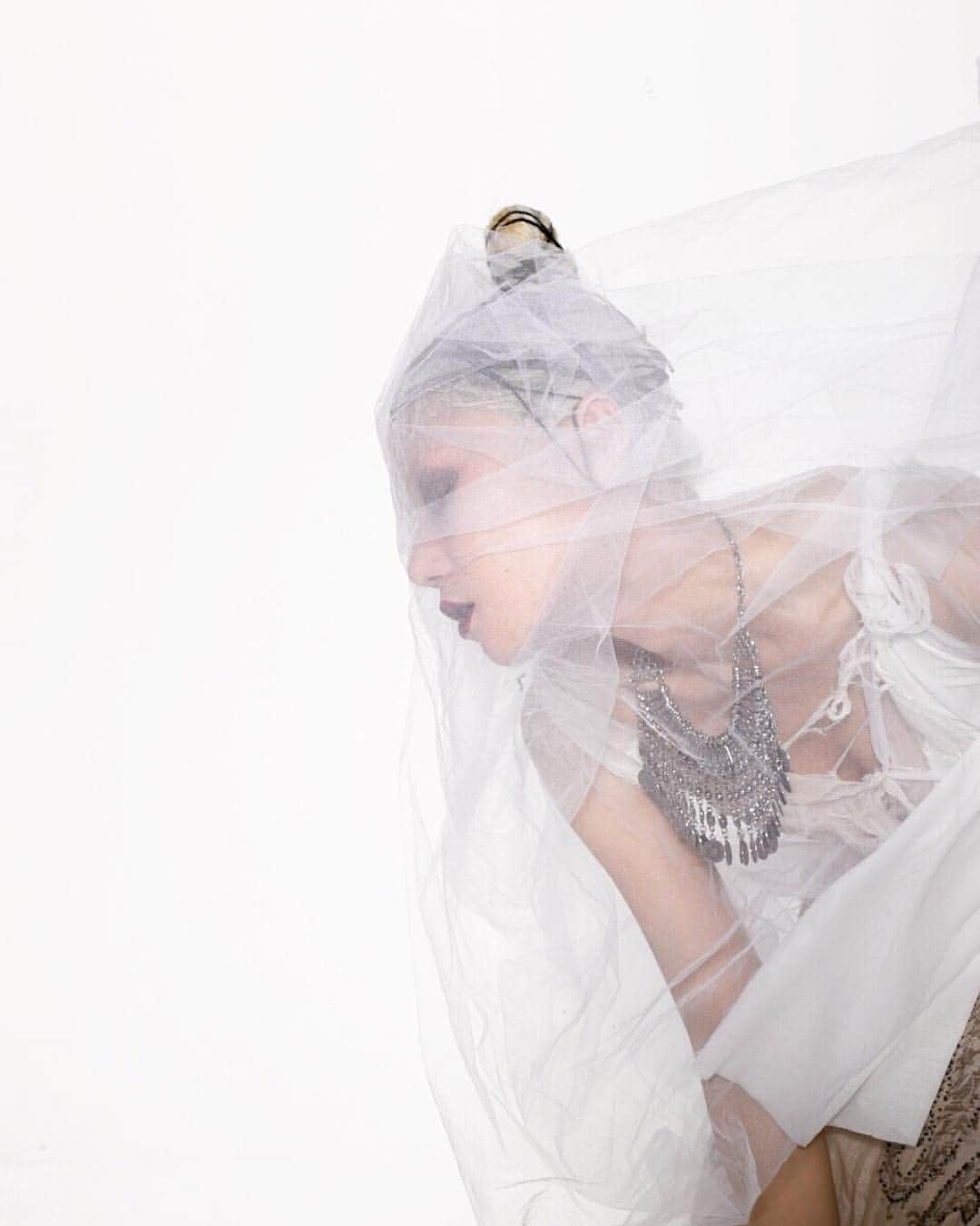 ARAKI SHIROのインスタグラム：「costume by me in the creative session. photo mikio hasui costume ARAKI SHIRO hair fumihito maehara make nao yoshida model nana takagi . . .  #ARAKISHIRO#costumedesign#costumedesigner#couturedress#couturefashion#hautecouture#darkfashion#darkcouture#contemporarydance#衣装#被写体」