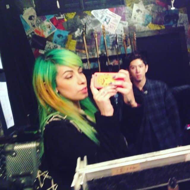 ミランダ・イバネスのインスタグラム：「Hahaha yesterday at the venue before the show @10969taka 😝  Yo intentaba grabar videovlog y pues taka apareció... Jajaja」