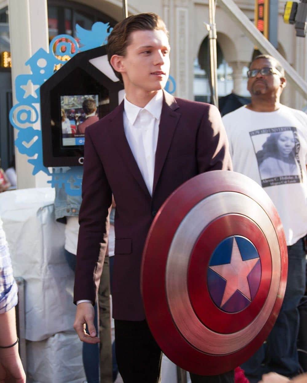 アベンジャーズのインスタグラム：「Heyyy, give that back, @TomHolland2013! #SpiderMan #CaptainAmericaPremiere」