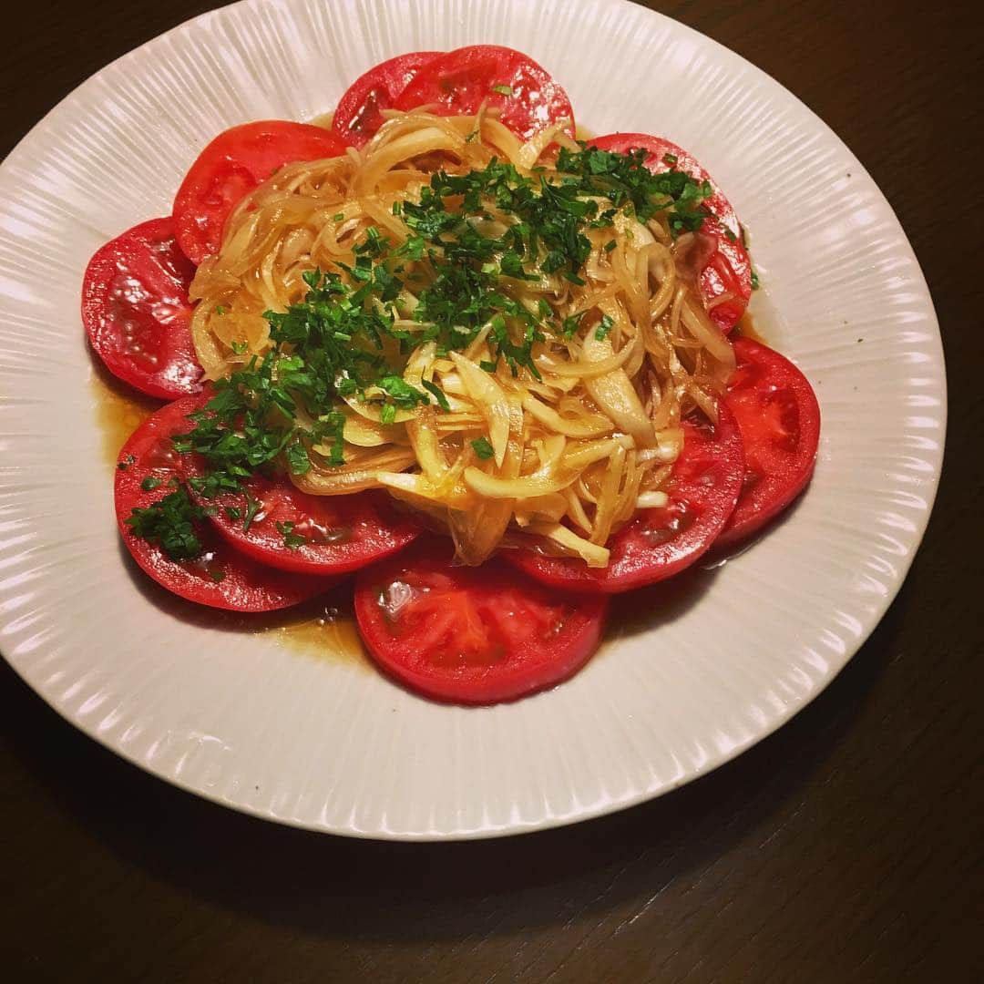 志摩有子さんのインスタグラム写真 - (志摩有子Instagram)「今夜はカレー。それに合わせて野菜のメニューを。新玉ねぎのドレッシングをたっぷりかけたトマトサラダ。甘酸っぱくてうまー。  #新玉ねぎ #新玉ねぎドレッシング #トマトサラダ #トマトマニア」4月13日 21時50分 - ariko418