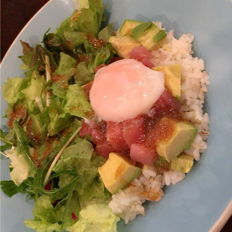 浅川美咲のインスタグラム：「今日のお昼ごはん🍴 サラダアボガドマグロご飯💓  今日の朝、野菜を摂取しなかったからちゃんと摂取しましたよ〜😋❤️️笑  美味しかった〜😋 これでLIVEも頑張れるぞ💪🏻💪🏻 18:35〜新宿ReNYさんで待ってます〜❤️️ #Chubbiness  #チャビネス #チャビ活 #マグロ #アボガド #サラダ」