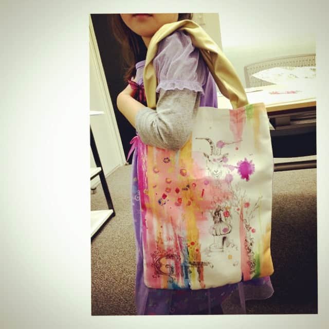 安藤裕子さんのインスタグラム写真 - (安藤裕子Instagram)「トートバッグの試作品。 取っ手の位置や長さがもう一声。 だってモデルさん4歳児ですし。  #頂き物 には #贈り物 #live #安藤裕子 #物販 #gift」4月14日 20時44分 - yuko_ando