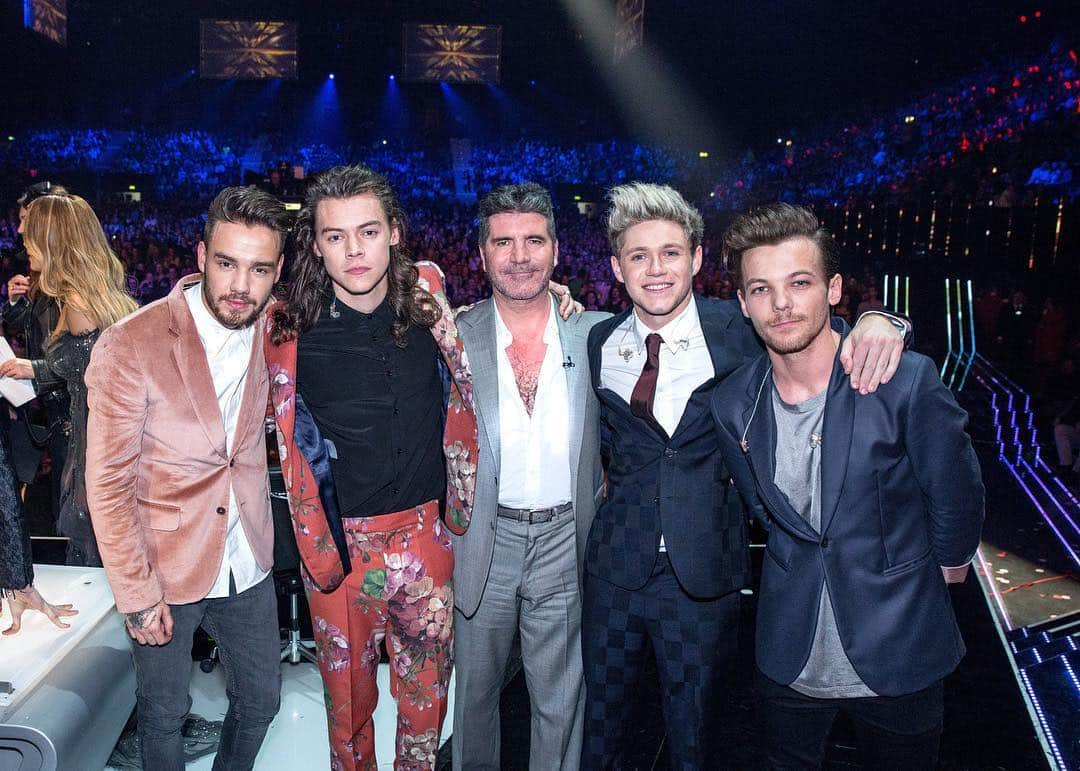 ワン・ダイレクションのインスタグラム：「Throwback to the guys with @simoncowell following their epic @TheXFactor Final performance of 'History'!」