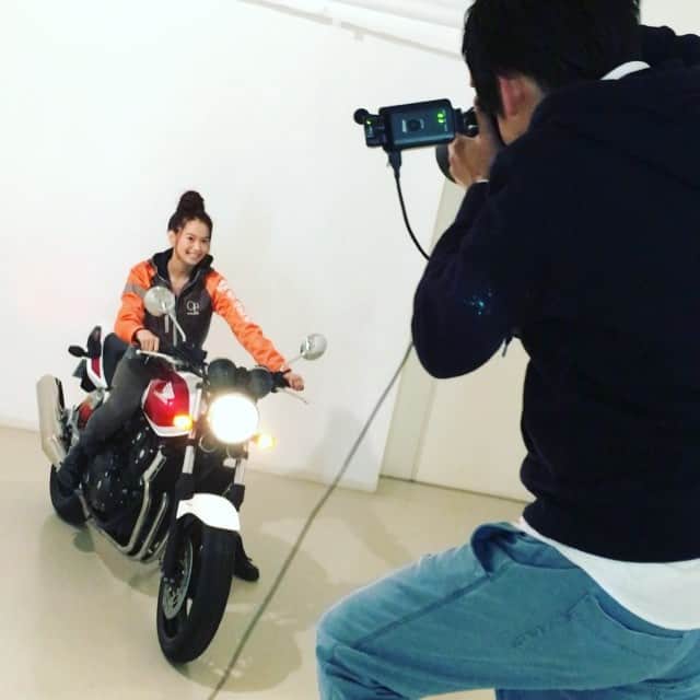 落合恭子のインスタグラム：「📸⚡️⚡️ 今日は"Lady'sBike"カバー撮影🌴 初夏にふさわしい爽やかな号になりそう ⛳️ 🏌 みんな大好きアレを特集するって♨️ Shooting for the next issue😊 @ladysbike #moto #cover #shooting #moto #livika #cb400 #oceanpacific #バイク女子」
