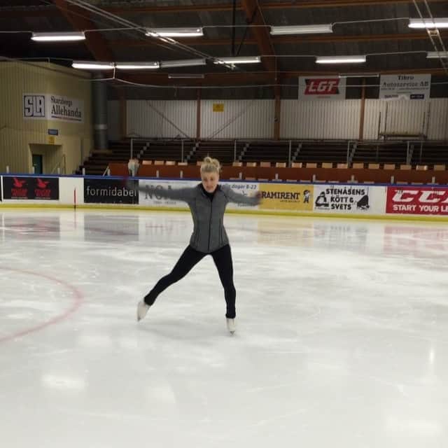 ヴィクトリア・ヘルゲソンのインスタグラム：「Joshis program blir sååå bra😍😍⛸ #skatesweden #tibrokk」