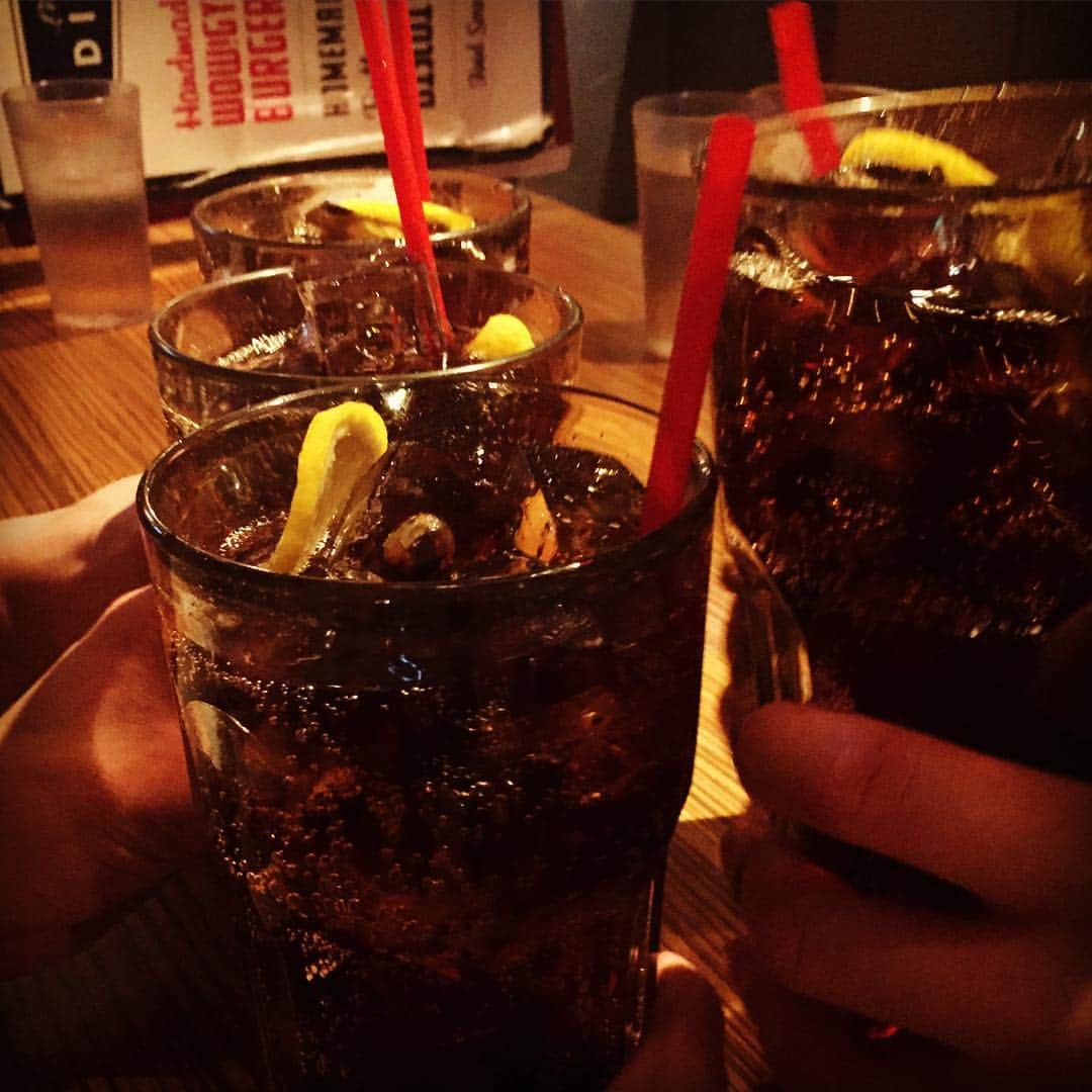 雄三 雨宮さんのインスタグラム写真 - (雄三 雨宮Instagram)「夜な夜なコーラでミーティング。  #oceantokyo」4月16日 1時19分 - amezooon