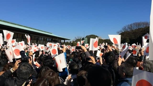 ケビン・シストロムのインスタグラム：「We just returned from an inspiring trip to Japan with the @instagram team to learn more about IG there. I was saddened to learn that Japan just endured a second earthquake in a few days. My thoughts are with all those affected. This video was from my first trip when @nicole and I got to go inside the Imperial Palace. I'll always remember the spirit inside that place and I hope we can all channel this same spirit today for them.」