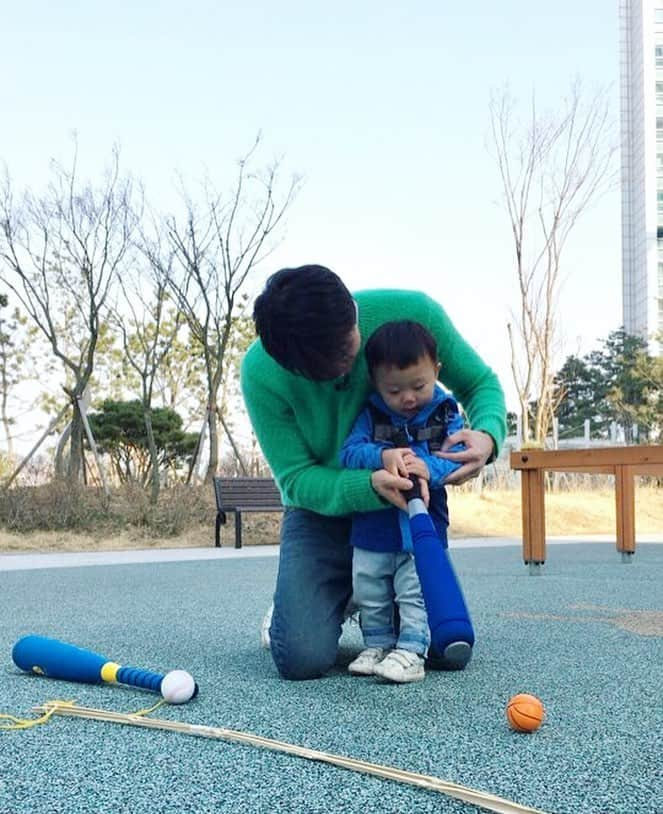 イ・ドンウクさんのインスタグラム写真 - (イ・ドンウクInstagram)「대박이에게 야구 배트 잡는 법 알려주는 중~~⚾️ Teaching Daebak how to use a baseball bat #슈퍼맨이돌아왔다 #대박이 #이동욱 #LeeDongWook #李栋旭 #욱스타그램 #다정한 #욱삼촌」4月16日 22時26分 - leedongwook_official