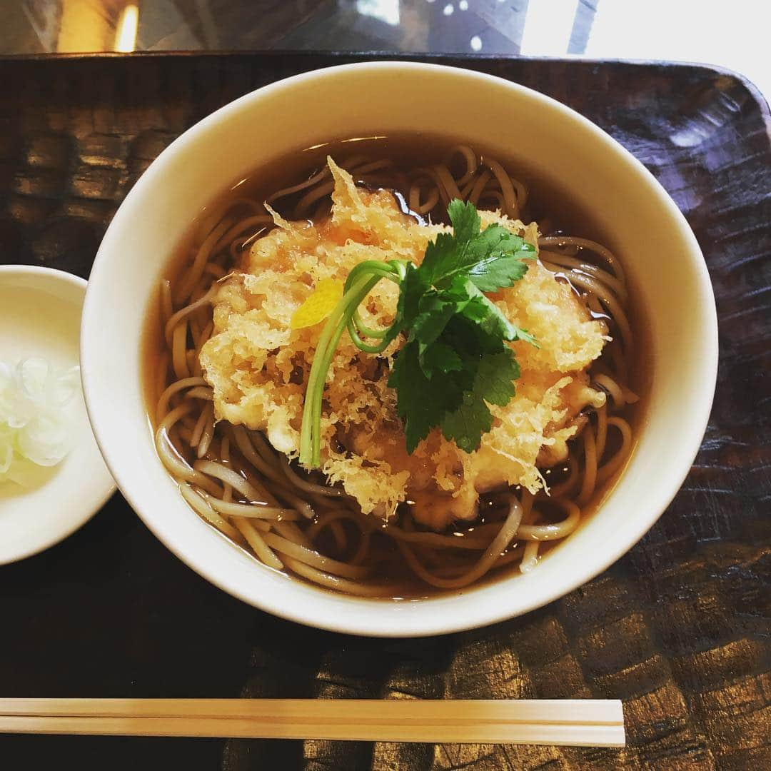 志摩有子さんのインスタグラム写真 - (志摩有子Instagram)「東京に戻って遅めのランチ。夢呆でお蕎麦。ここに来ると必ず頼む浮島。風情ある名前のかき揚げ蕎麦。 #ロケごはん #蕎麦 #タモさんご用達」4月16日 16時23分 - ariko418