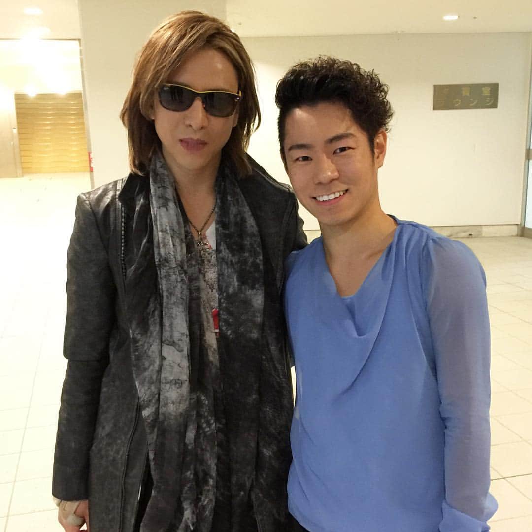 村上大介のインスタグラム：「昨年は、Anniversary で滑るすばらしいチャンスに恵まれました。YOSHIKIさんには、スケートでたくさんサポートしてもらい、友達になれてうれしいです！今日、彼が忙しいにもかかわらずStars On Iceを見に来てくれて感謝しています！シーズン終了後にお会いできてとても幸せでした。」