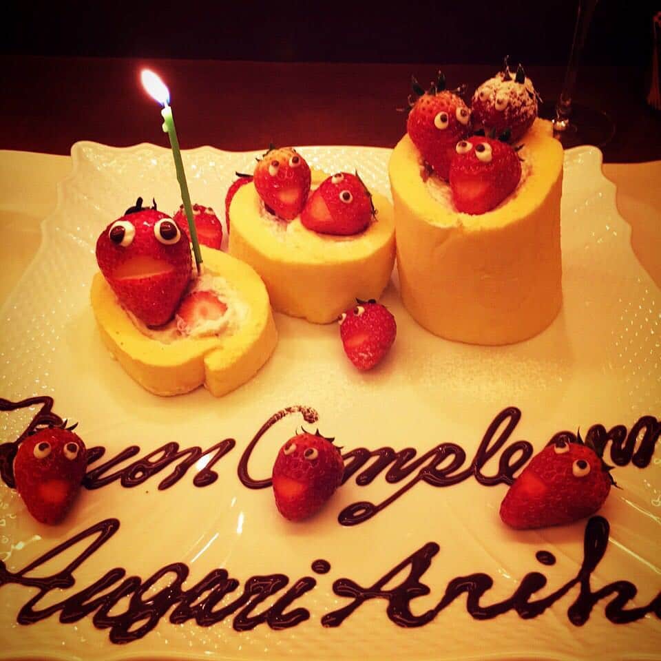 志摩有子さんのインスタグラム写真 - (志摩有子Instagram)「前夜祭。  真っ赤っかあかすけ🍓🍓🍓 #バースデーケーキ  #ロールケーキ #いつもありがとう」4月16日 22時22分 - ariko418