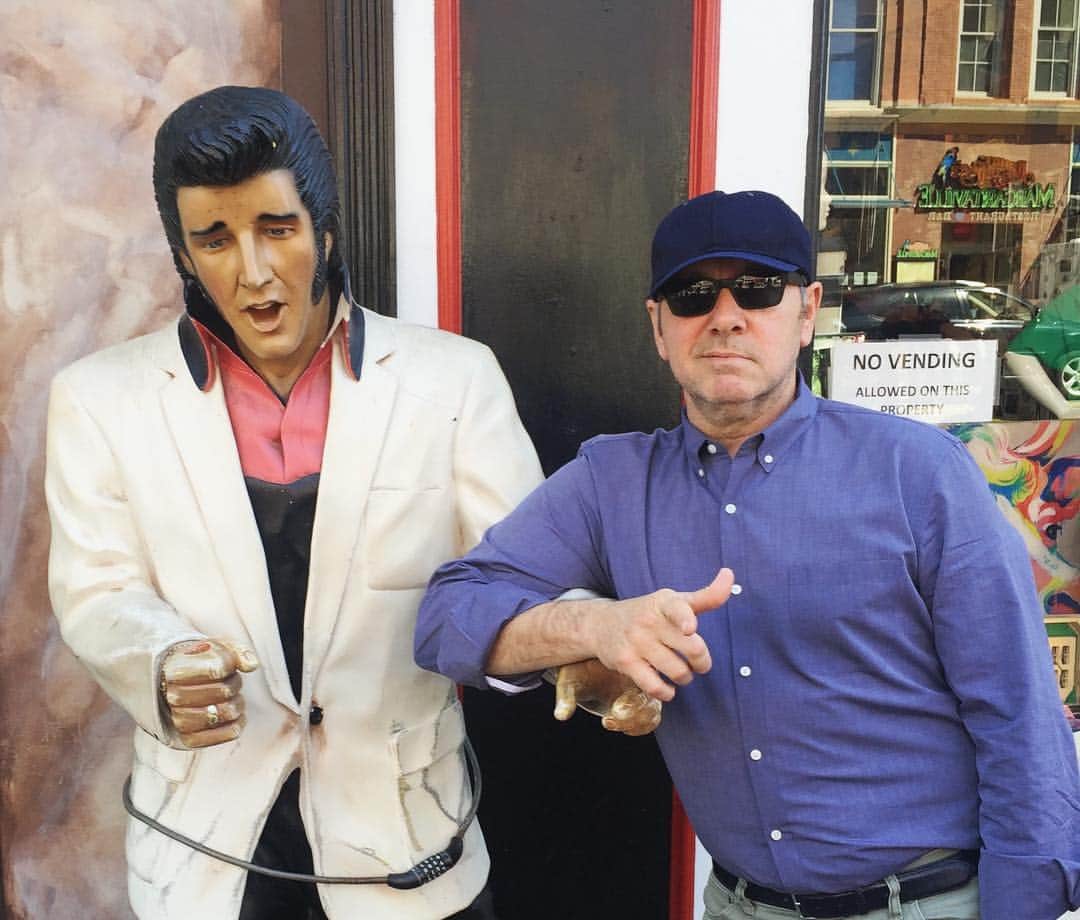 ケヴィン・スペイシーのインスタグラム：「Ran into my old pal while in Nashville. We recorded a film together called Elvis & Nixon Hitting Theaters April 22nd #elvisandnixon」