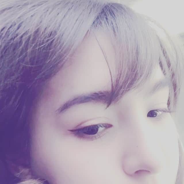 アイシスのインスタグラム：「ままちの肩でねる。  #おやすみ #移動中 #instadaily #train #me #selfie #sleepy」