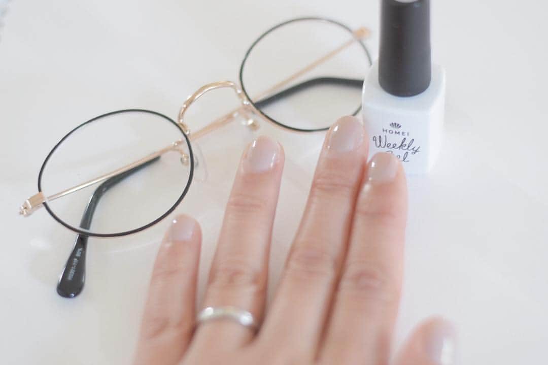 micoro_3のインスタグラム：「plazaで見つけたネイルカラー💅 塗ってライトに当てて終了。  半信半疑でしたがビックリ！ 簡単すぎて仕上がりもツヤツヤでジェルネイルと変わらなかったです。 リムーバー不要、サンディング不要でコスパもいいなんて、まさにママネイルの味方でした(*^^*) 違う色もそろえたいです。  #ウィークリージェル #homei#wg-7#手元くら部#セルフネイル#nail#selfnail」
