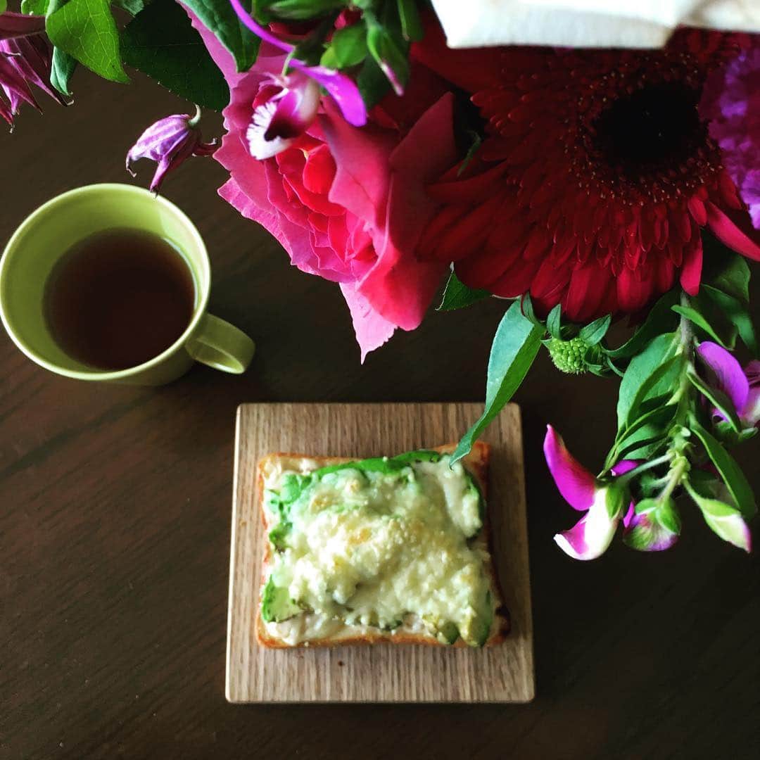 志摩有子さんのインスタグラム写真 - (志摩有子Instagram)「GM。厚切り角食で久しぶりにアボカドツナメルトトースト。頂いたお花と一緒にドレスアップしたらフラワーショップに併設したカフェみたい？ #gm #ツナメルト #感謝の心を忘れず」4月18日 9時12分 - ariko418