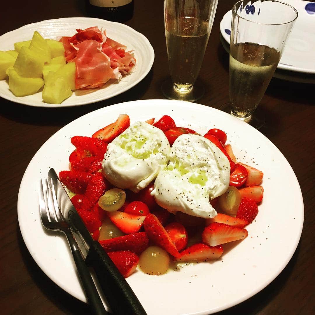 志摩有子さんのインスタグラム写真 - (志摩有子Instagram)「誕生日のディナーは旦那さま作。  ブラッティーナでいちごとトマトのカプレーゼと生ハム&パイナップル。シャンパーニュで乾杯。 #誕生日ディナー #ブラッティーナ #感謝の心を忘れず #みなさまお祝いのコメントをありがとうございます」4月18日 21時07分 - ariko418