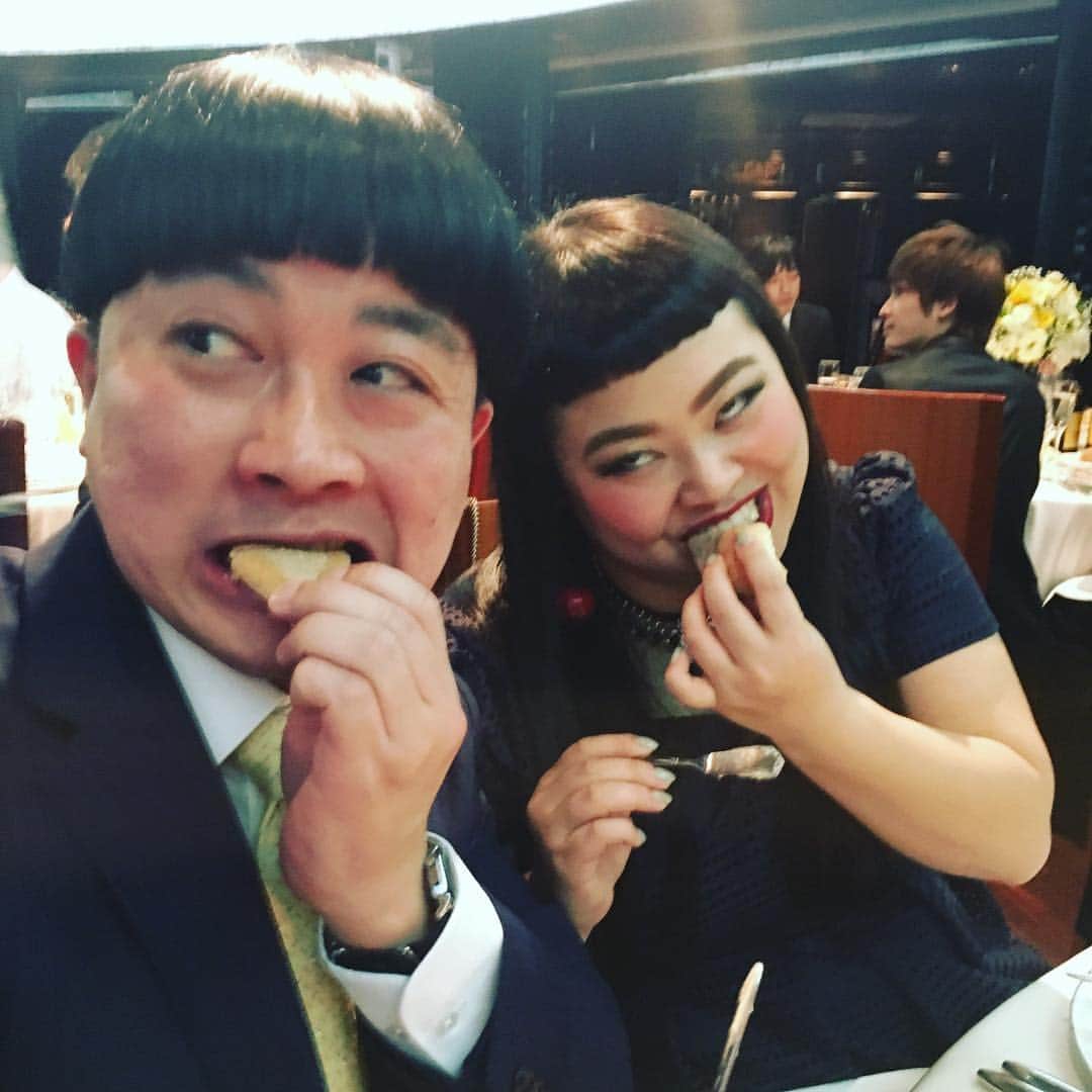長田庄平のインスタグラム：「昨日はんにゃ川島さんの結婚パーティーにお呼ばれしました。 #おめでとうございます #いいパーティーでした #美味しい料理のフルコース #結局パンが一番と頬張るイベリコ豚とアグー豚 #渡辺直美 #チョコレートプラネット松尾」