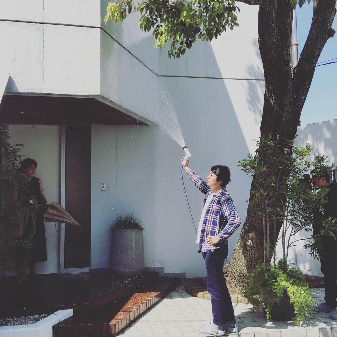 志摩有子さんのインスタグラム写真 - (志摩有子Instagram)「今日は送風機をホースに持ち替えさせられるヘア、エイジ🌈 #hersmagazine #shooting #雨の日スタイル #eijikadota #晴れてるのにびしょ濡れ #今日の作家先生」4月19日 10時18分 - ariko418