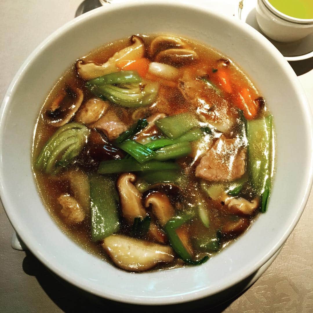 志摩有子さんのインスタグラム写真 - (志摩有子Instagram)「撮影後のランチは富麗華で五目麺。  #ロケごはん」4月19日 13時45分 - ariko418