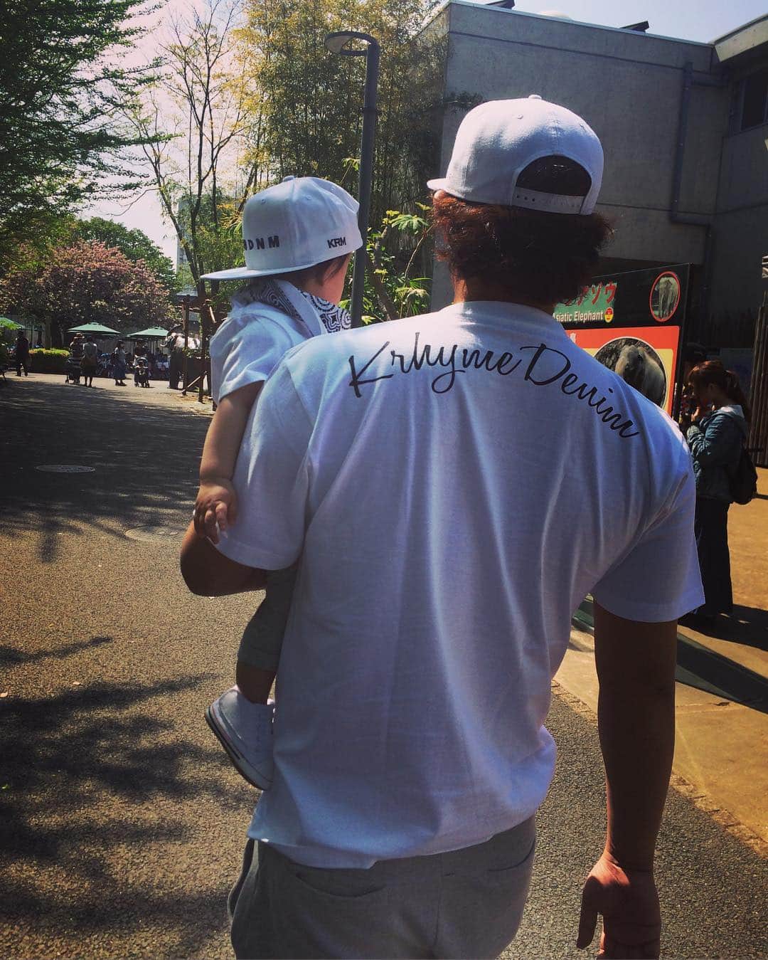 加織さんのインスタグラム写真 - (加織Instagram)「世界一愛おしい2人の後ろ姿を、ニマニマ見ながら歩いているのはわたしです❤️」4月19日 20時39分 - kaori_0723