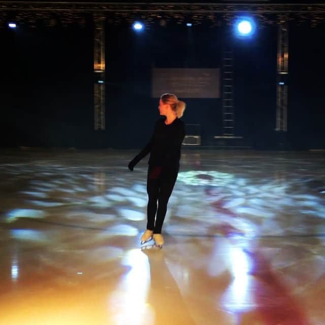 ヴィクトリア・ヘルゲソンのインスタグラム：「Ska bli såå kul att vara med på isshowen! 😍 Bara tre dagar kvar till premiären! 🎉⛸ #isshow #celebrationonice #tibrokk #skatesweden」