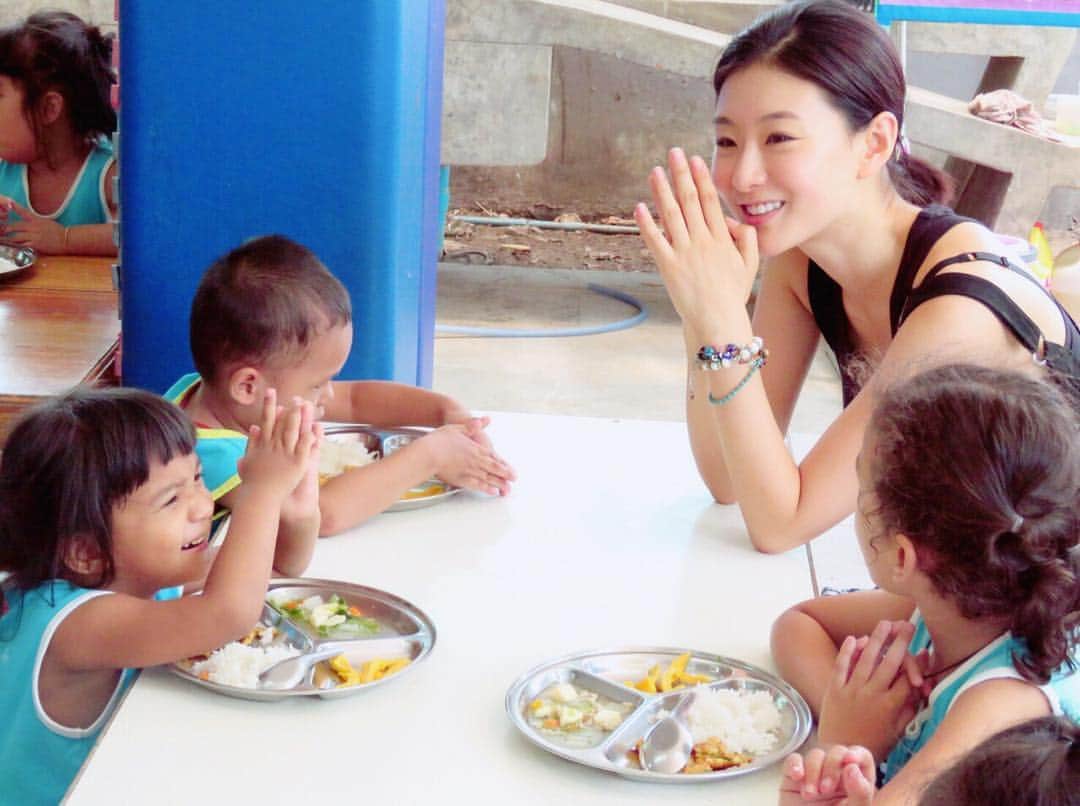 玄里さんのインスタグラム写真 - (玄里Instagram)「タイ語分からないけどとりあえず一緒にむにゃむにゃ.....いただきます😚🙏 Before every meal, kids thanks to God. They laughed a lot when I followed them with my strange thai language 👼  #めっちゃ笑われてる #bangkok #childcare #setlife #me #foundationforslumchildcare」4月20日 11時48分 - hyunri__official
