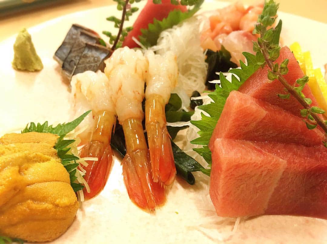 松宮義仁のインスタグラム：「刺身でたんぱく質を補うの図。刺身だけでもお腹一杯になるんですね。笑  #お刺身 #たんぱく質 #まぐろ #やっぱりウニが好き  #food #foodporn #yum #instafood #yummy #amazing #instagood #tasty #foodie  #delicious #eating #foodpic #foodpics #eat #hungry #foodgasm #foods 【無料】話題のインスタ活用講座はこちら→ @socialzine777」