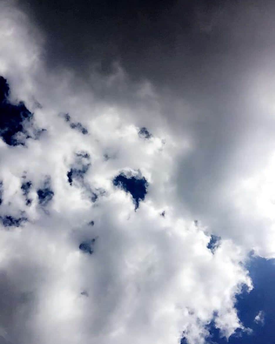 Ella Freyaのインスタグラム：「Sky today ! ⛅️🌫☄」