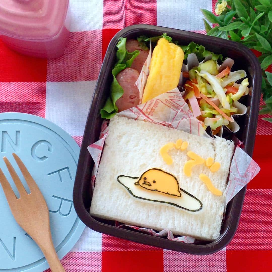 のインスタグラム：「今日から幼稚園弁当スタート！ キャラ弁☆ぐでたまサンドイッチ 。 。 。#kyaraben#bentobox#bento#bentocute#サンリオ#女子弁#ぐでたま#キャラ弁#お弁当#cute#charaben#年中さん最初のお弁当#lunch#デコ弁#幼稚園#instafood#kids#園児弁当#幼稚園弁当#お弁当楽しもう部」