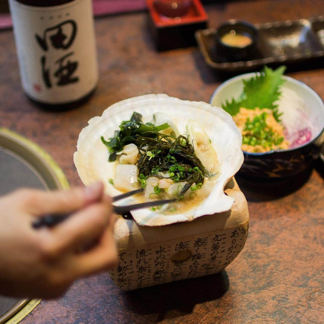 Food & Design Post のインスタグラム：「高田馬場 漁介で食べた味噌貝焼き。青森の銘酒「田酒」も飲み放題です。 #田酒 #味噌貝焼き #漁介」