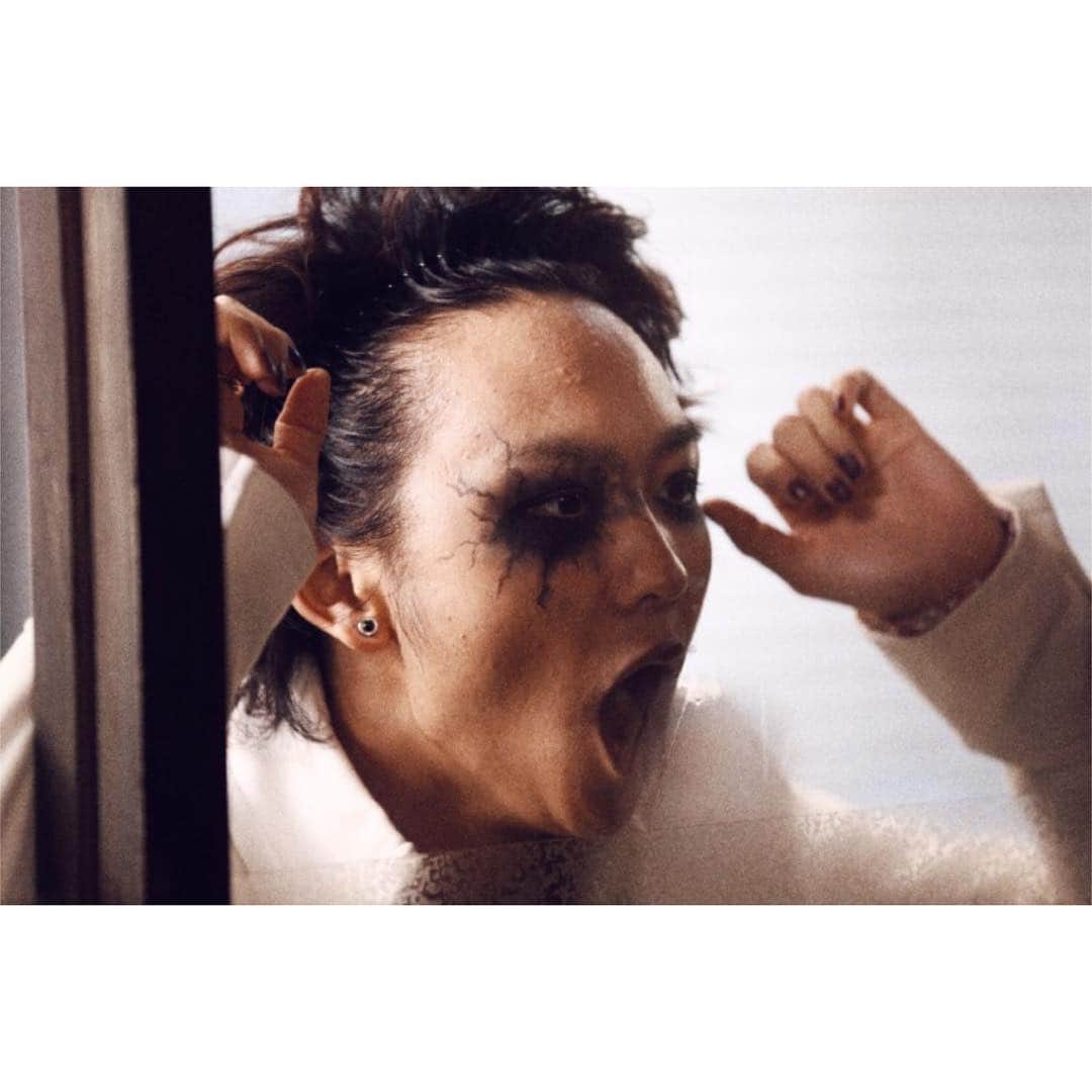 須賀健太のインスタグラム：「1日1シマウマみたいになってる。 5月21日公開。  #映画シマウマ #シマウマは動物じゃないよ  #アカ #１枚とんでもない写真を所持中」