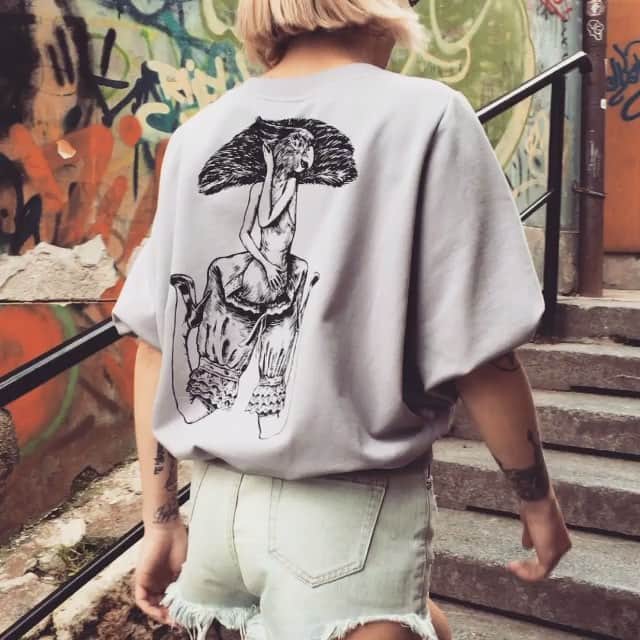 Vesmasinaのインスタグラム：「I hate to see you go, i love to watch you leave 😍💥parrot sweatshirt - link in bio💥 #vesmasina #wiwt #wiw #ootd #outfitpost #outfit #details #streetfashion #streetstyle #fashion #style #stylediaries #love #dubai #dxb」