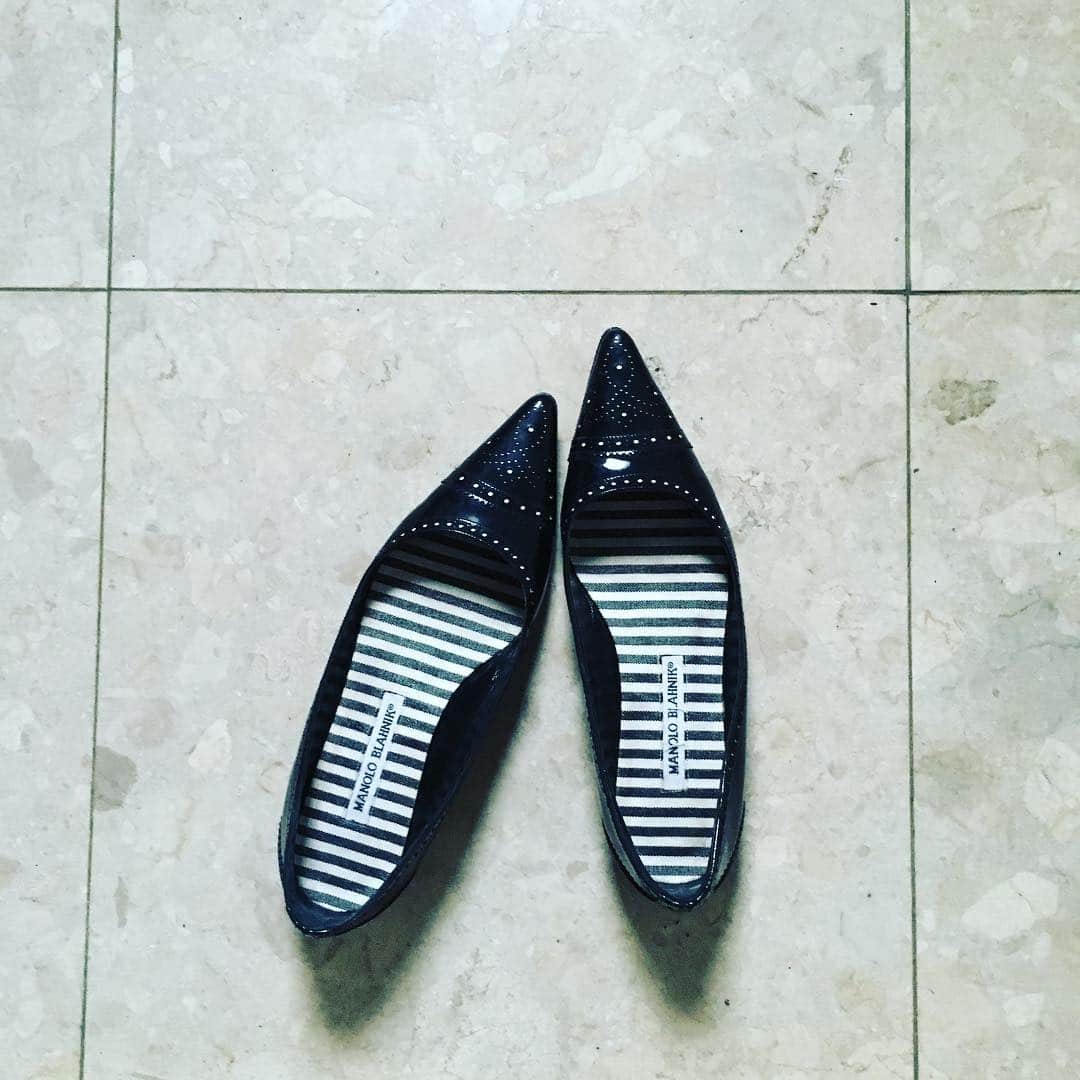 志摩有子さんのインスタグラム写真 - (志摩有子Instagram)「まさかまたトンガリブームがくるとは！10年以上前に買ってクローゼットの奥で眠っていたマノロが最近のヘビロテ。 #manoloblahnik #shoes #pointedtoe  #マノロブラニク #ポインテッドトゥ #流行は巡る #自分ヴィンテージ #取っておくもんだ #ヴィンテージハウス_m」4月21日 13時26分 - ariko418