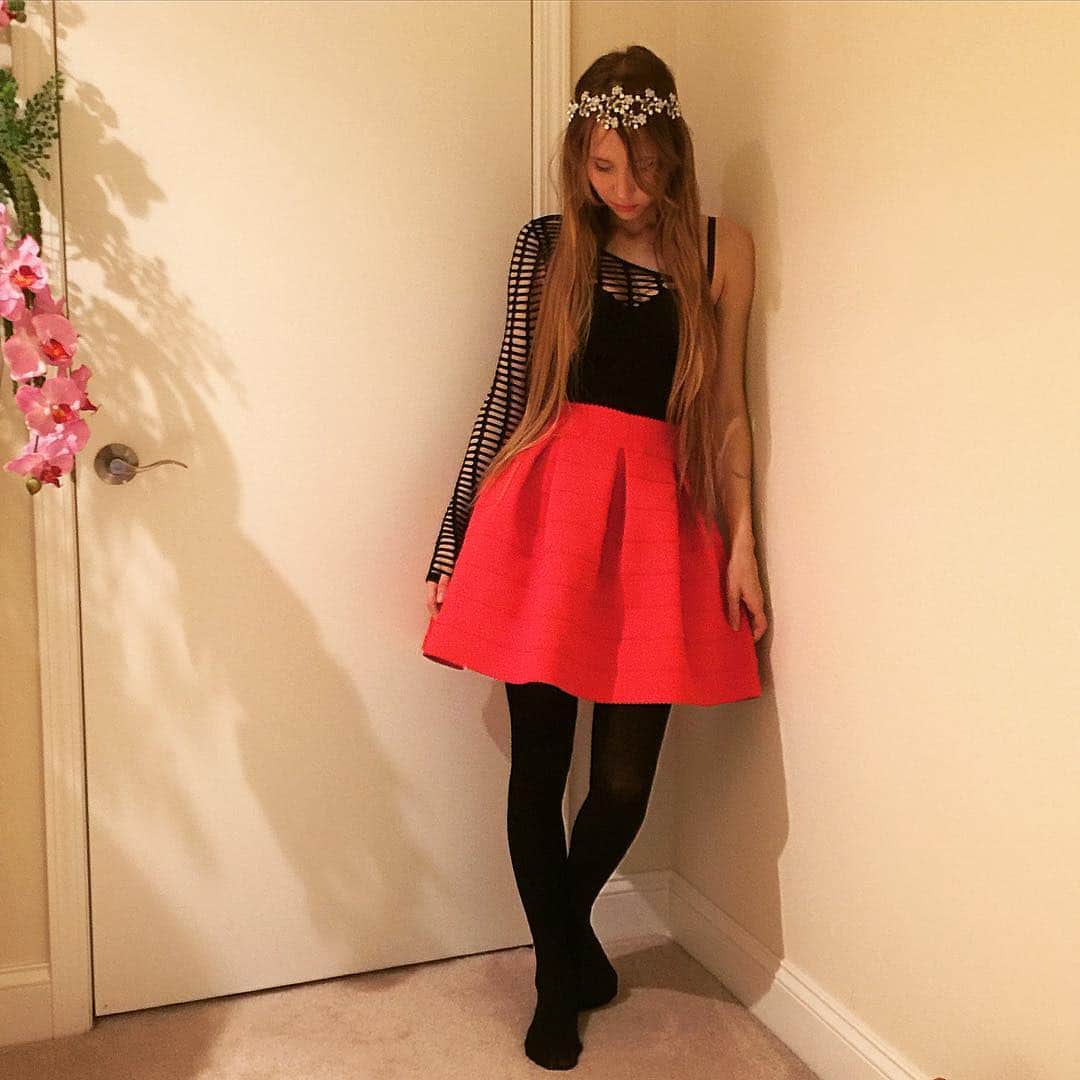 アンジェリーク・アバチキナのインスタグラム：「🎈#dressedup #mood #longhairdontcare」