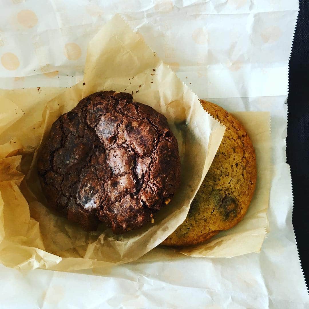 志摩有子さんのインスタグラム写真 - (志摩有子Instagram)「差し入れに頂いたドミニクアンセルベーカリーのグルテンフリーのチョコレートクッキー。美味しくてびっくり。ブラウニーみたいにしっとりとした食感でやみつきになりそう。 #dominiqueanselbakery #glutenfree  #ドミニクアンセルベーカリー #グルテンフリー #チョコクッキー」4月22日 12時03分 - ariko418