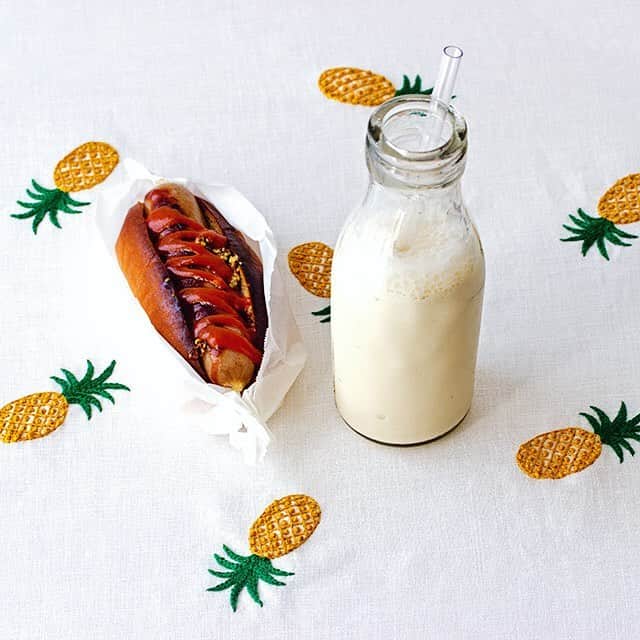 のインスタグラム：「Pineapple shake  雑誌エル・ア・ターブルに掲載のパイナップルミルクセーキとホットドッグ。春夏に人気のパイナップルの刺繍。図案は『2色で楽しむ刺繍生活』より。愉美子さんはワンポイントの刺繍よりも、埋め尽くすくらい刺すのが好きで、これくらいでは少ない方くらい。ただいま次作の著書を制作中ですが、端から見てても毎日たのしそう。一日中やってる。ちなみに手が器用なので、餃子を包むのが上手いです。  @elleatable.japan @yumikohiguchi #embroidery #樋口愉美子 #エルアターブル #elleatable #ミルクセーキ #ホットドッグ #刺繍 #2色刺繍 #2色で楽しむ刺繍生活 #良い夫婦の日」