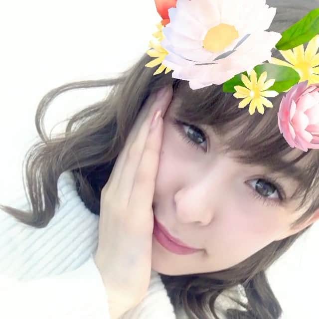 アイシスのインスタグラム：「💐💓 #instadaily #selfie #selfievideo #video #me #flowers #Snapchat」