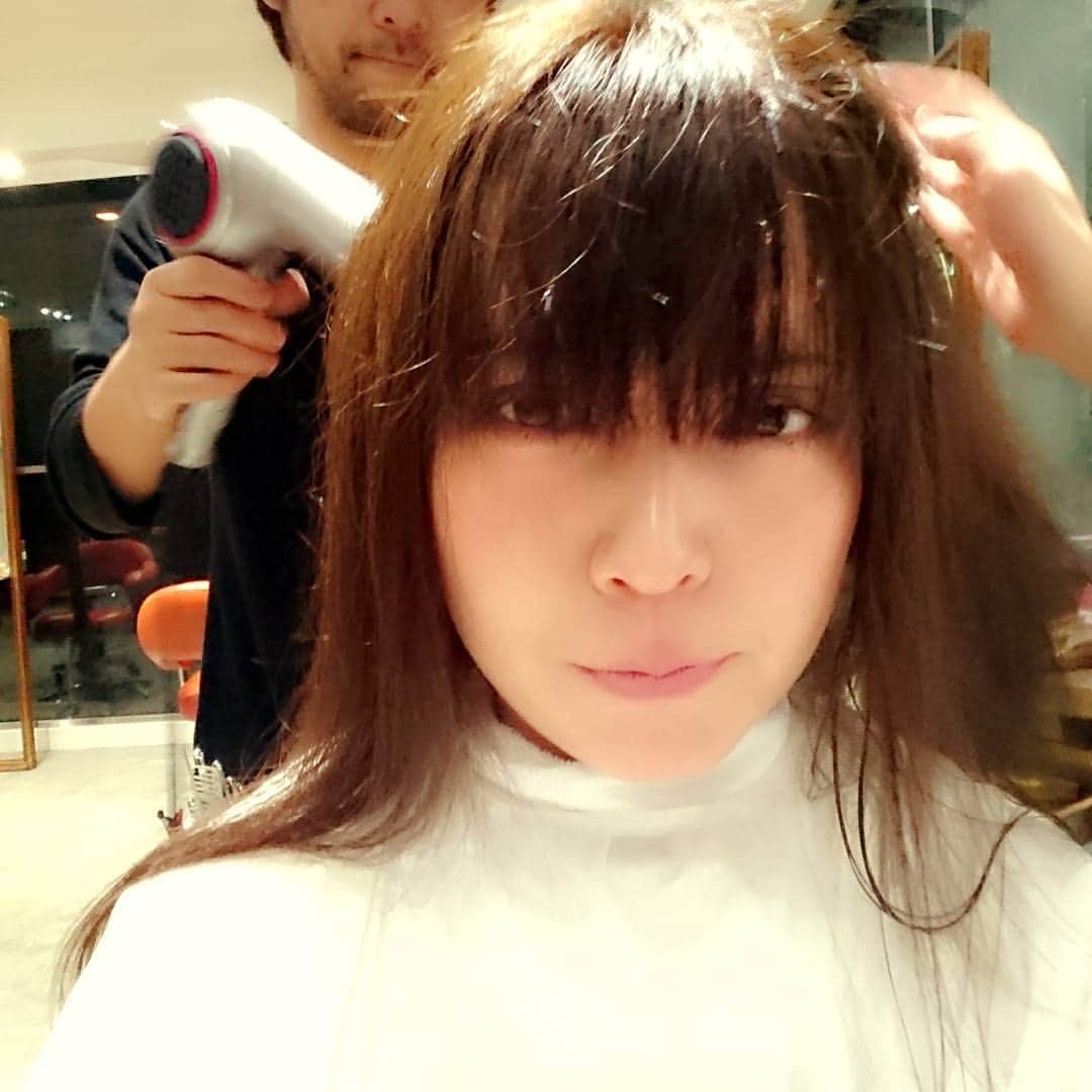 梨木アリアのインスタグラム：「明日の撮影会のために中澤さんなう！ 髪の色2トーンになってたの直してもらいました＼(^o^)／ 地味に５ヶ月ぶり？」