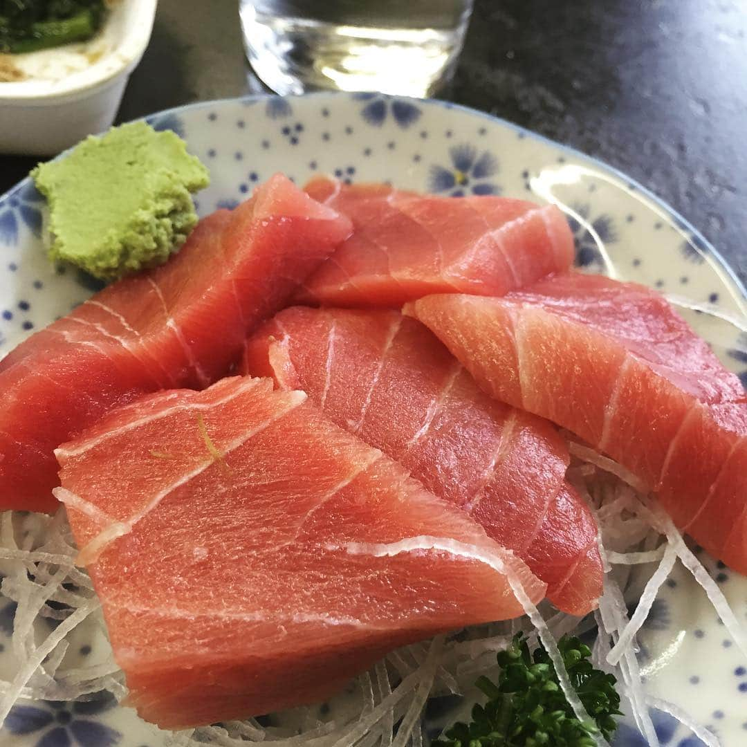 柳下毅一郎さんのインスタグラム写真 - (柳下毅一郎Instagram)「刺身三百円！ #sake #drinking #food #foodporn #drinkdrankdrunk #tuna #maguro #noge #yokohama #hirunomi #asanomi #drinkatlunch #happy #standbar #sashimi #ricewine #enjoylife #nodrinknolife」4月23日 13時58分 - garth_y