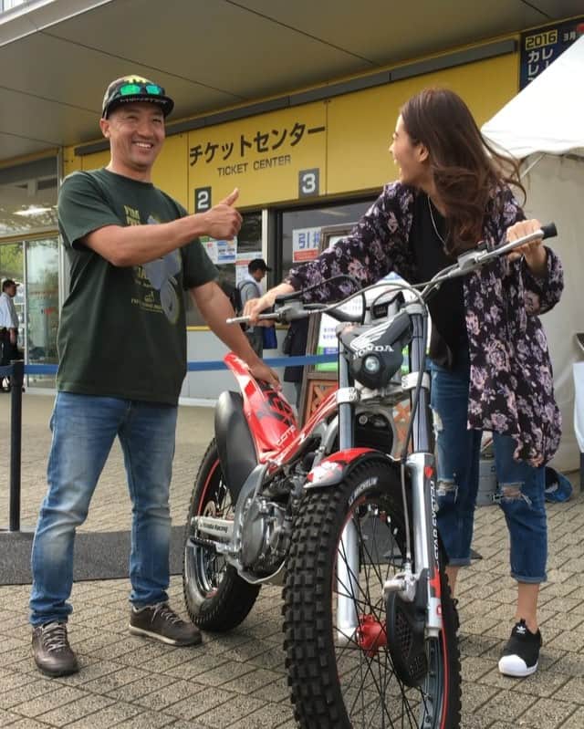 落合恭子のインスタグラム：「🏍 トライアル世界選手権日本GP🇯🇵 DAY1 小林直樹さんの面白すぎる生解説で トライアル観戦デビューしてきました👍 ずっと気になってたトライアルバイクにも 跨がれたの〜🎊 ２秒しか立てなかったよ。 トライアル、想像以上でした🙆 今日は記録より記憶ということでほとんど撮らなかったけど、 明日は写真いっぱい撮るぞー 明日もあるよー💚💚来てねー💛💛 With trial master, Naoki Kobayashi👏 #ツインリンク茂木 #moto #trial #livika #バイク女子 #try #smile」