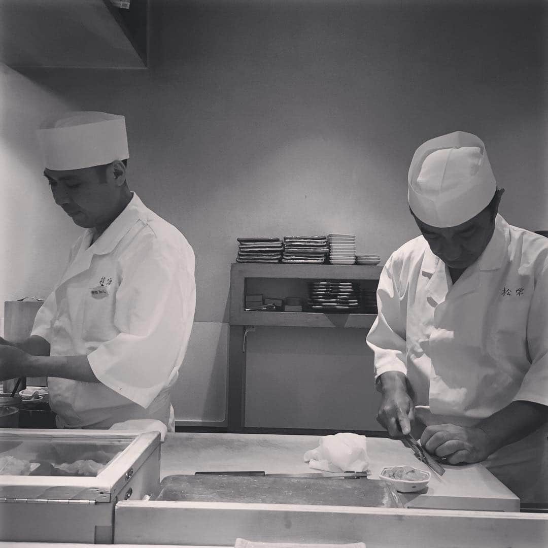 志摩有子さんのインスタグラム写真 - (志摩有子Instagram)「今夜は思いがけずシェフズテーブルに。現在はハワイに居を構えるご主人が来日中、自ら握ってくれた。 #sushi #sushitime #寿司 #鮨 #20年来のおつきあい」4月23日 23時36分 - ariko418
