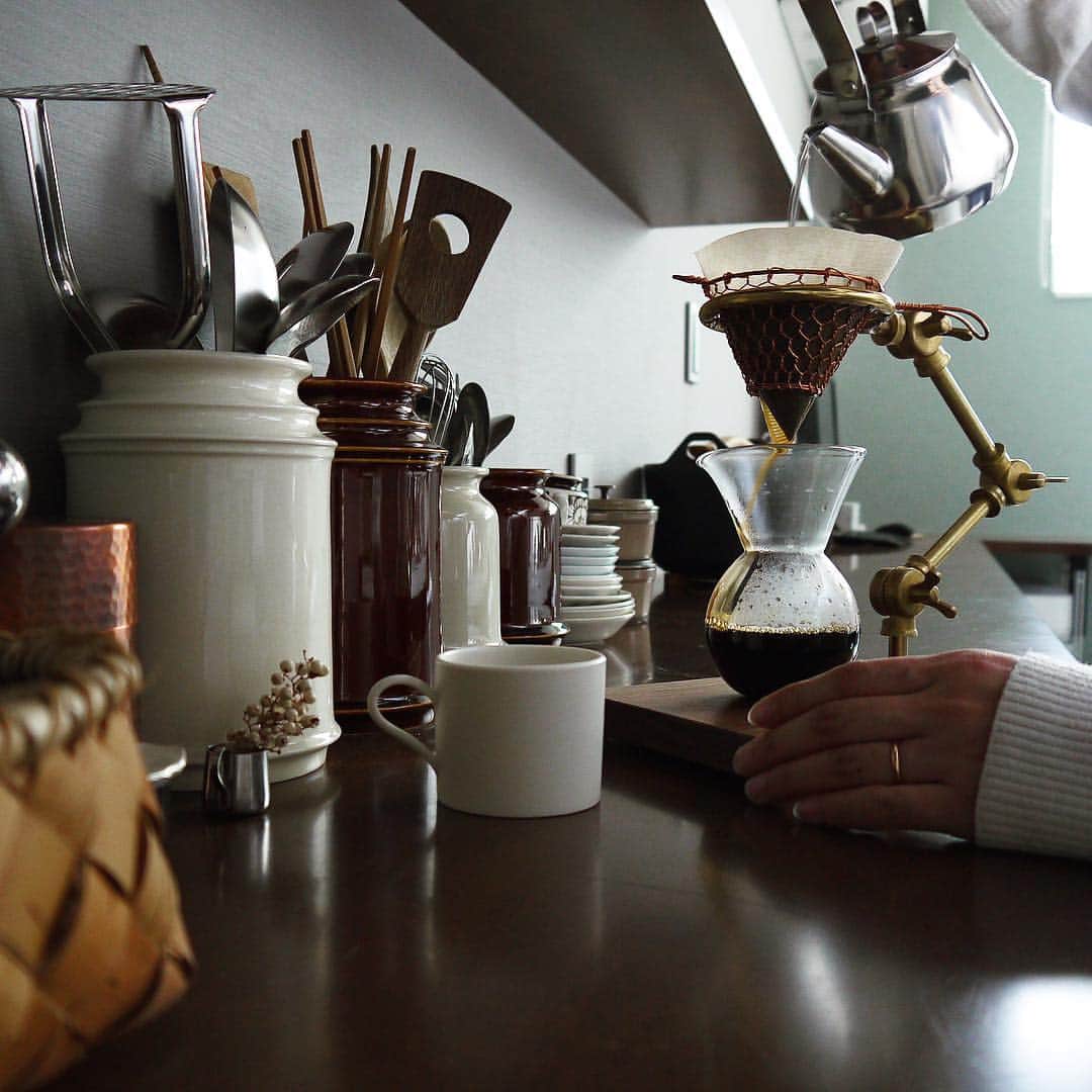 chiiさんのインスタグラム写真 - (chiiInstagram)「主人と娘が寝てる間に。 お気に入りの道具で静かなコーヒータイムを。 ドリップの作法の雑さといったらね…。 ほっといてください 🙊  #chiikitchen #kitchen  #instacoffee #coffee  #コーヒースタンド #コーヒー #ドリップスタンド #ドリッパー #coffee #morning #キッチン #マイホーム  #interior #インテリア #食器棚 #scope_japan  #proofofguild #KURASHIRU #kaumo #黒川登紀子 #辻和金網 #大谷哲也」4月23日 16時43分 - chii_moi