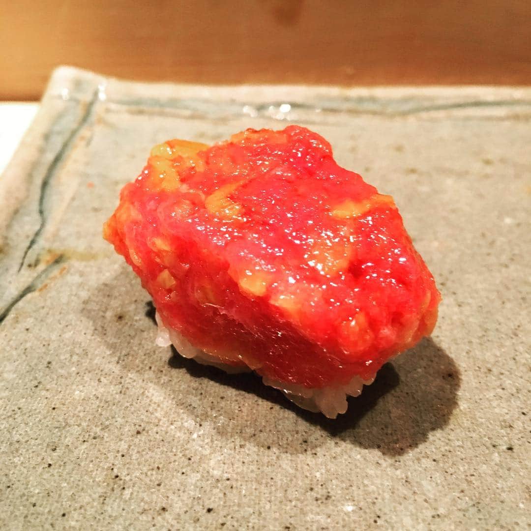 志摩有子さんのインスタグラム写真 - (志摩有子Instagram)「トロたくの握り。食べて思わずにんまり。  #sushi #sushitime #寿司 #鮨 #トロたく #おはぎ #トロたくおはぎ #口に入れた途端になくなった #幸せ」4月23日 23時51分 - ariko418